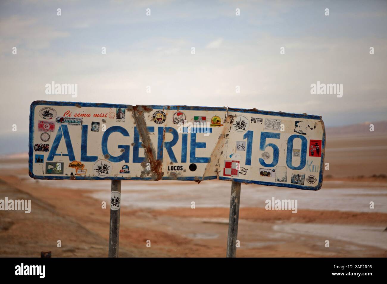 Panneau routier à Chot el Jerid Salt Lake zone de repos. Algérie 150 km Banque D'Images