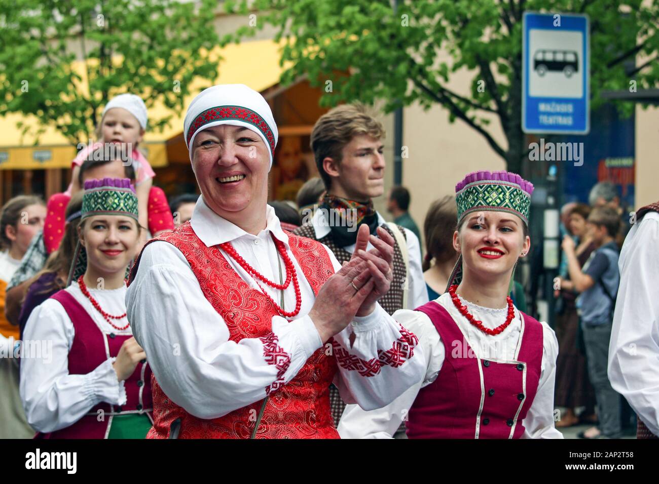 Femme d'âge moyen dans les rues de Vilnius, en Lituanie, en train de parader des costumes nationaux Banque D'Images