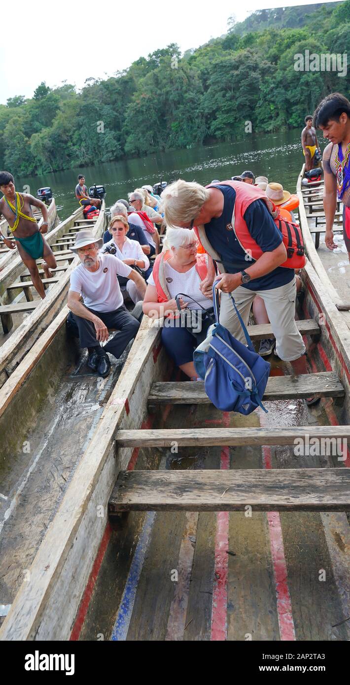 L'embarquement de pirogues sur le voyage à l'village indigène Embera dans le Parc National des accusations, le Panama Banque D'Images