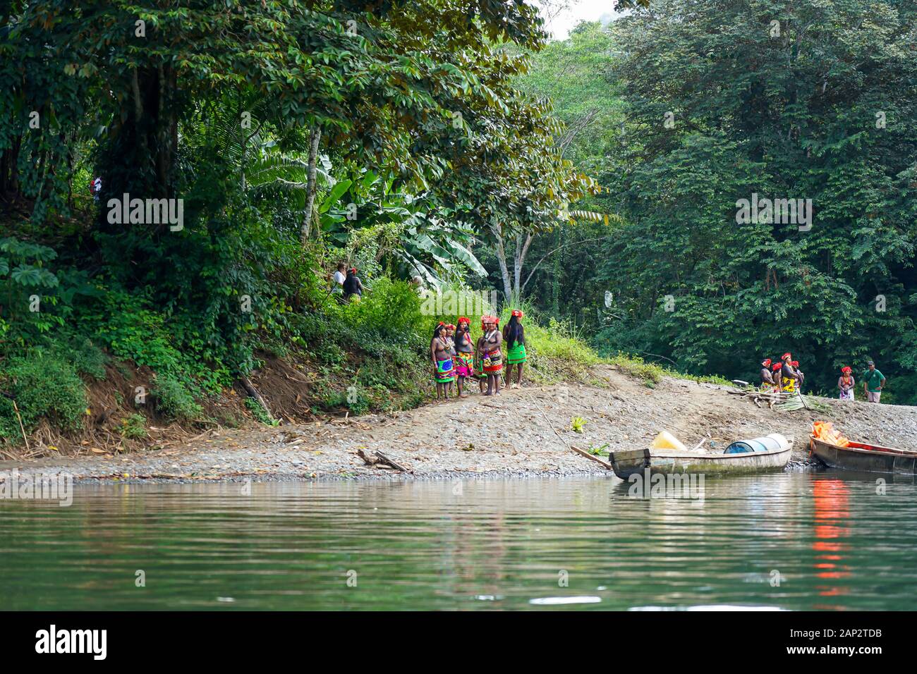 Pour les femmes de s'engager bienvenue nouvelle arrivée à l'village indigène Embera dans le Parc National des accusations, le Panama Banque D'Images