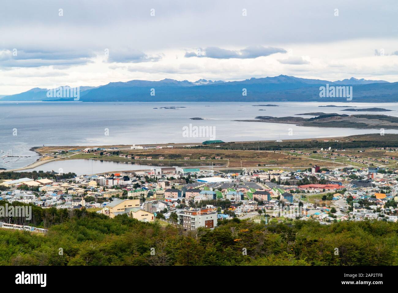 Portrait d'Ushuaia la capitale de Tierra del Fuego, Antartida e Islas del Atlantico Sur Province, l'Argentine. Vue urbaine avec le port Banque D'Images
