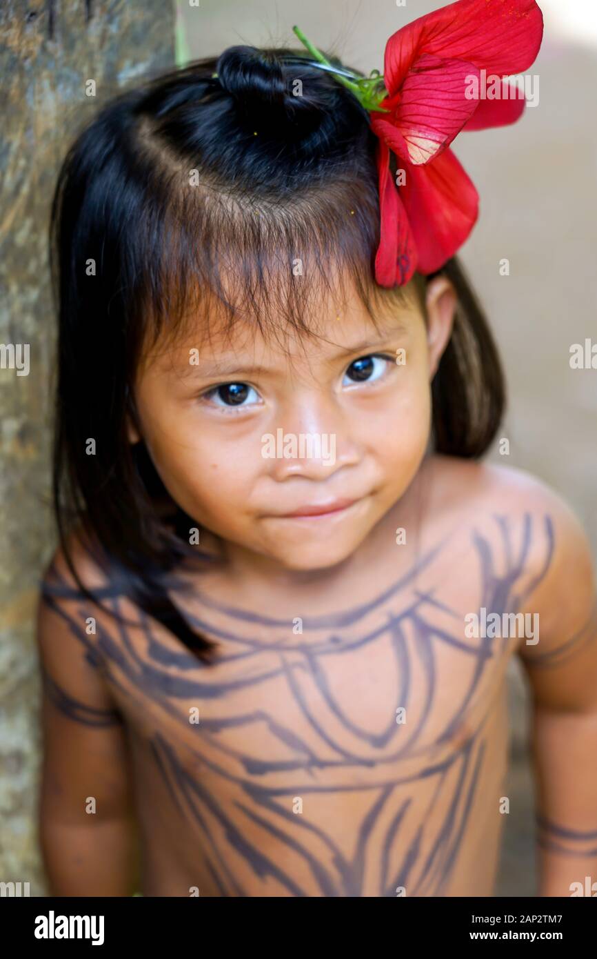Beaux enfants jouant et se faisant passer pour le touriste dans le village indigène Embera dans le Parc National de frais, au Panama. Banque D'Images
