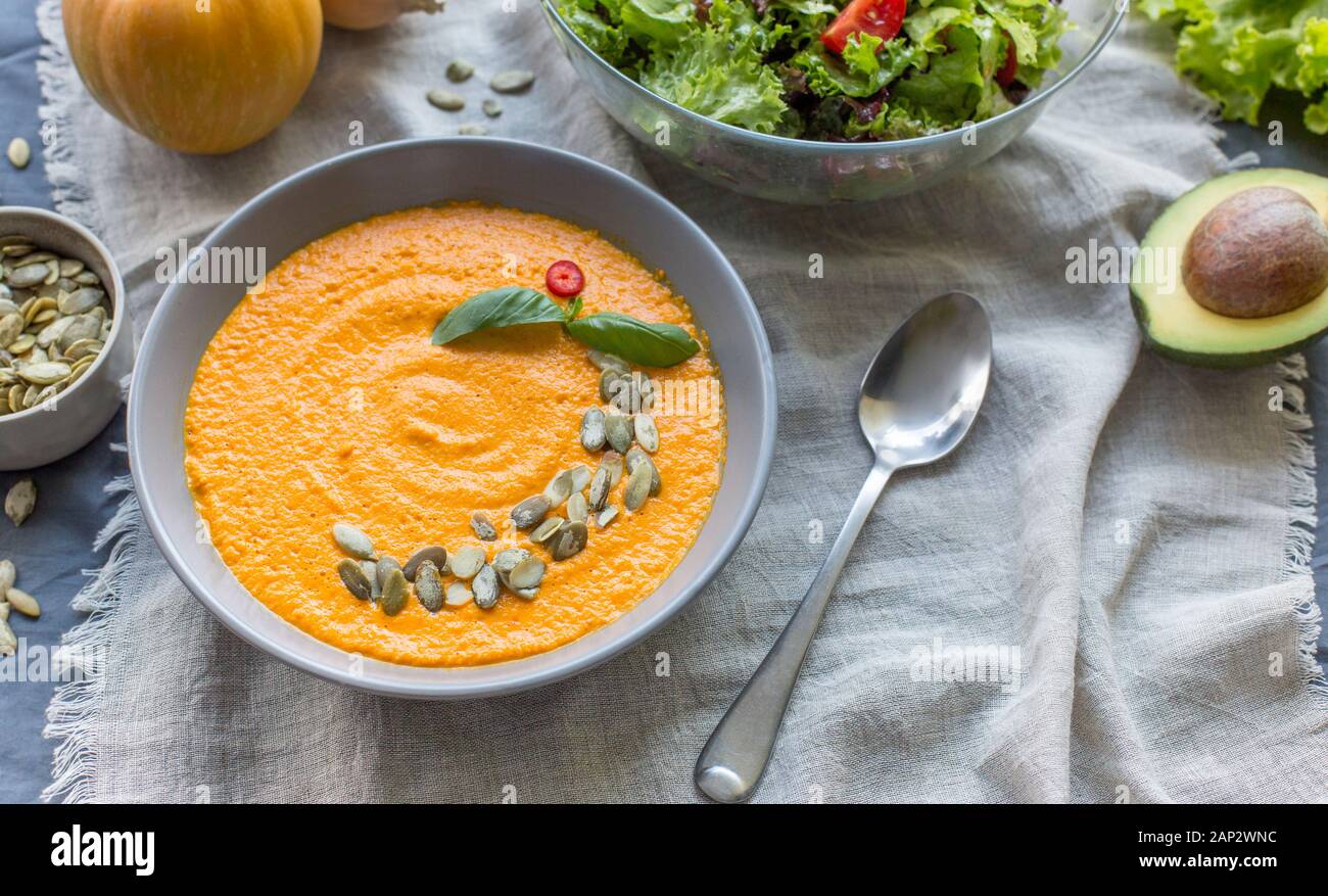 Potiron soupe végétarienne diététique crème purée, sur une table de cuisine Banque D'Images