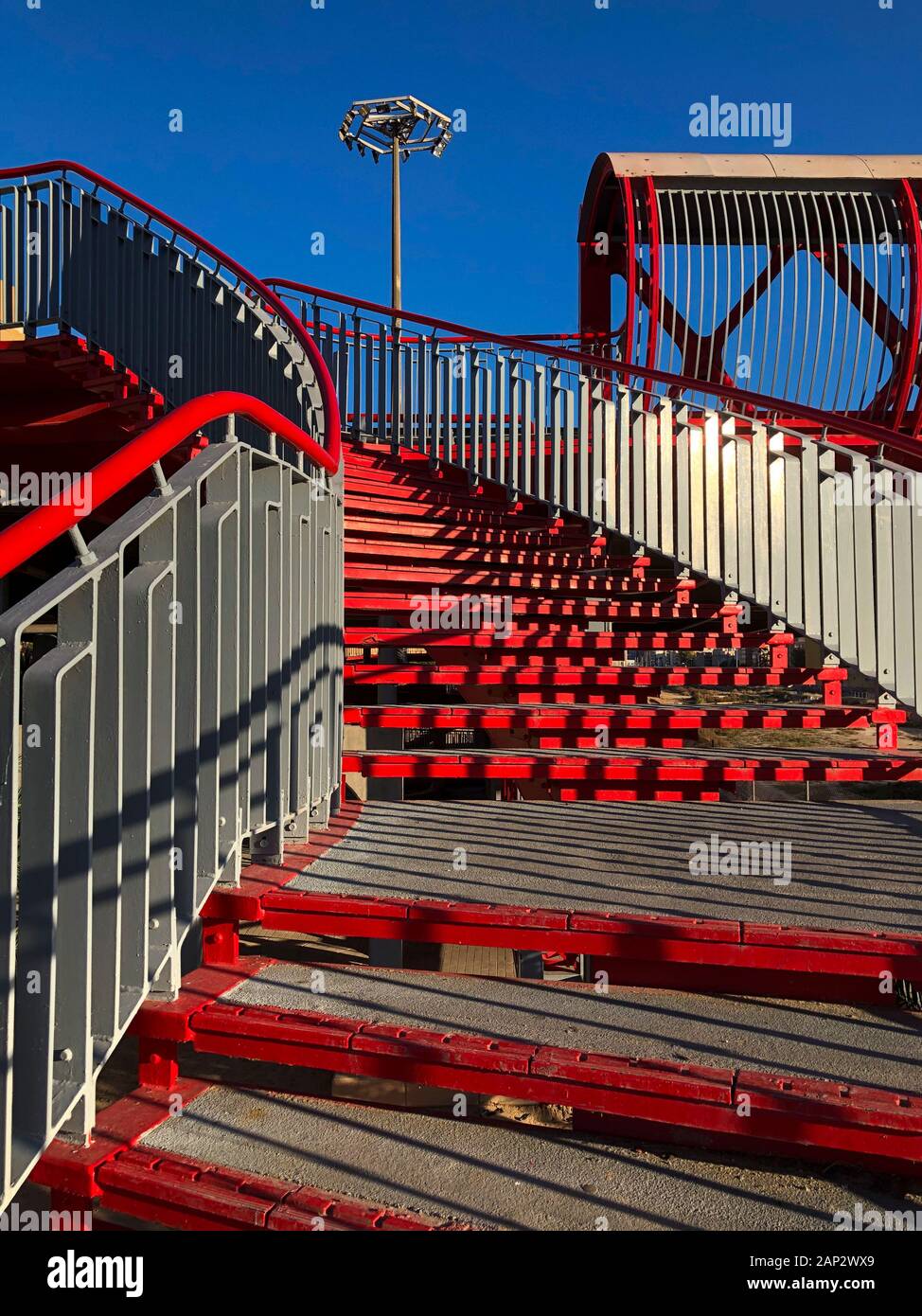 Pont rouge moderne dans la ville d'Alicante, Costa Blanca, Espagne, Europe Banque D'Images