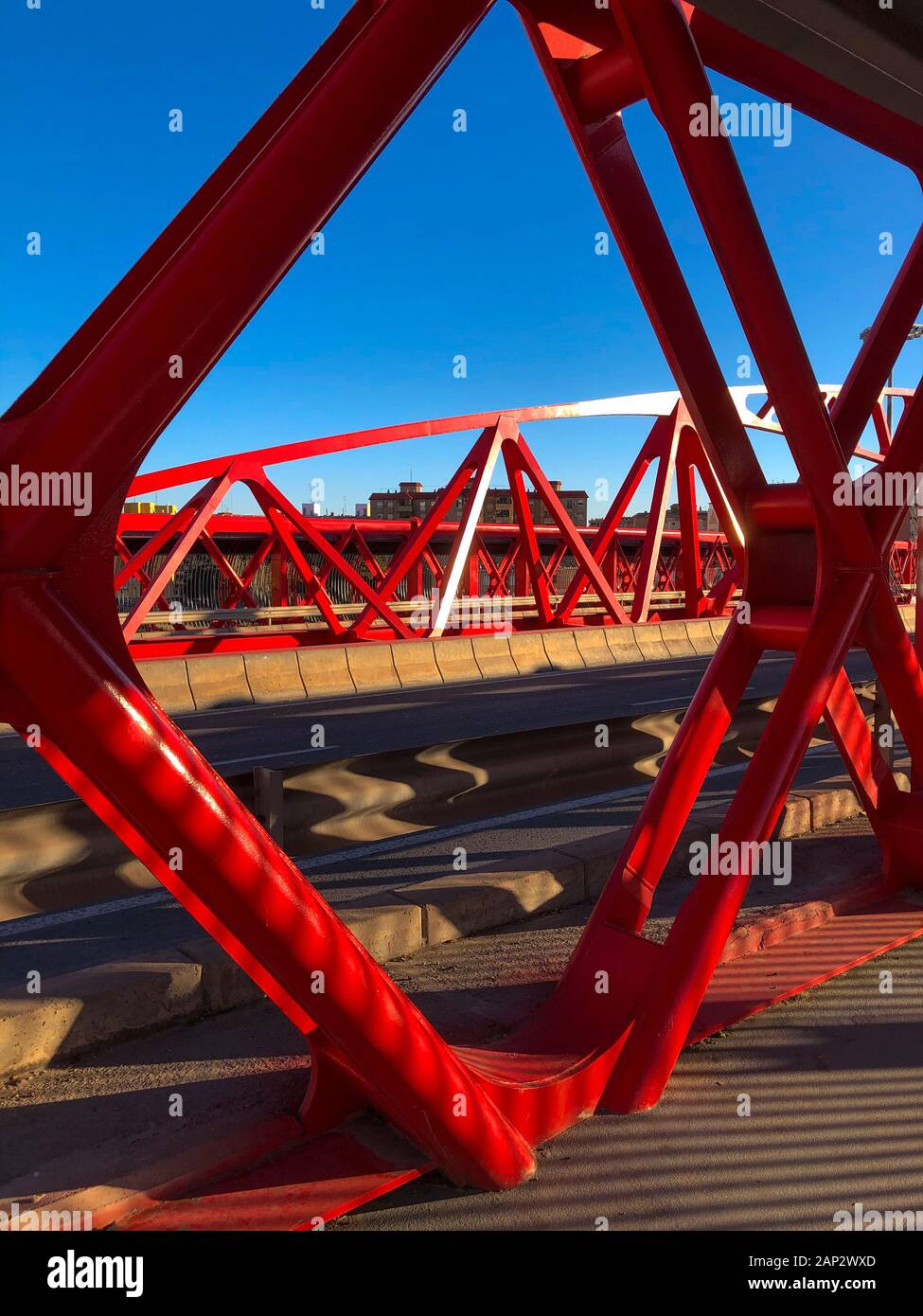 Pont rouge moderne dans la ville d'Alicante, Costa Blanca, Espagne, Europe Banque D'Images