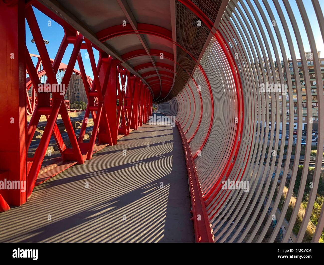 Pont rouge moderne dans la ville d'Alicante, Costa Blanca, Espagne, Europe Banque D'Images
