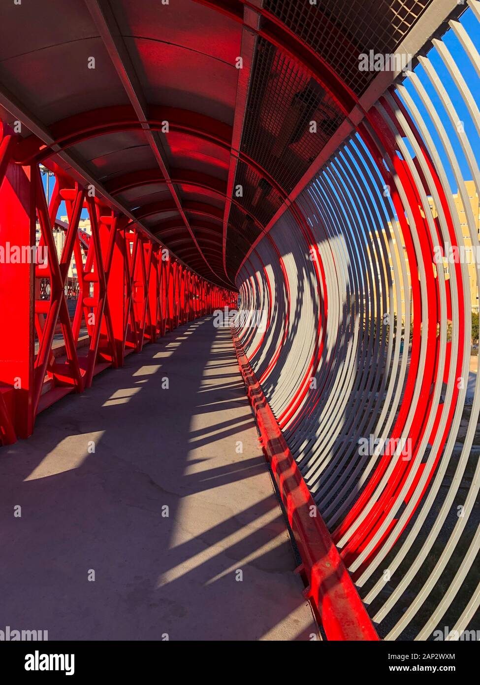 Pont rouge moderne dans la ville d'Alicante, Costa Blanca, Espagne, Europe Banque D'Images
