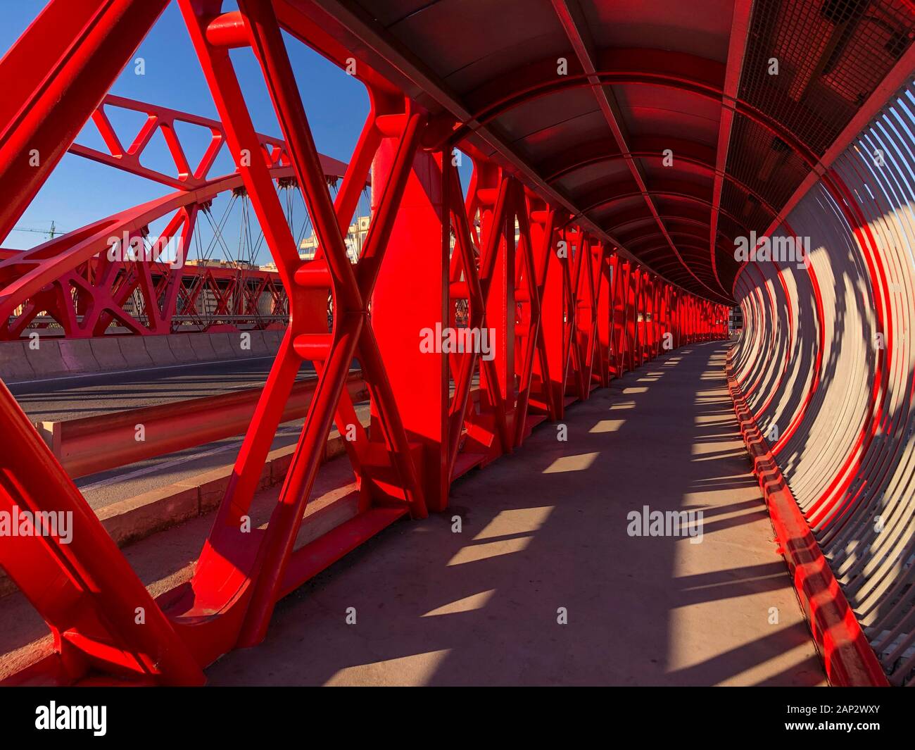 Pont rouge moderne dans la ville d'Alicante, Costa Blanca, Espagne, Europe Banque D'Images