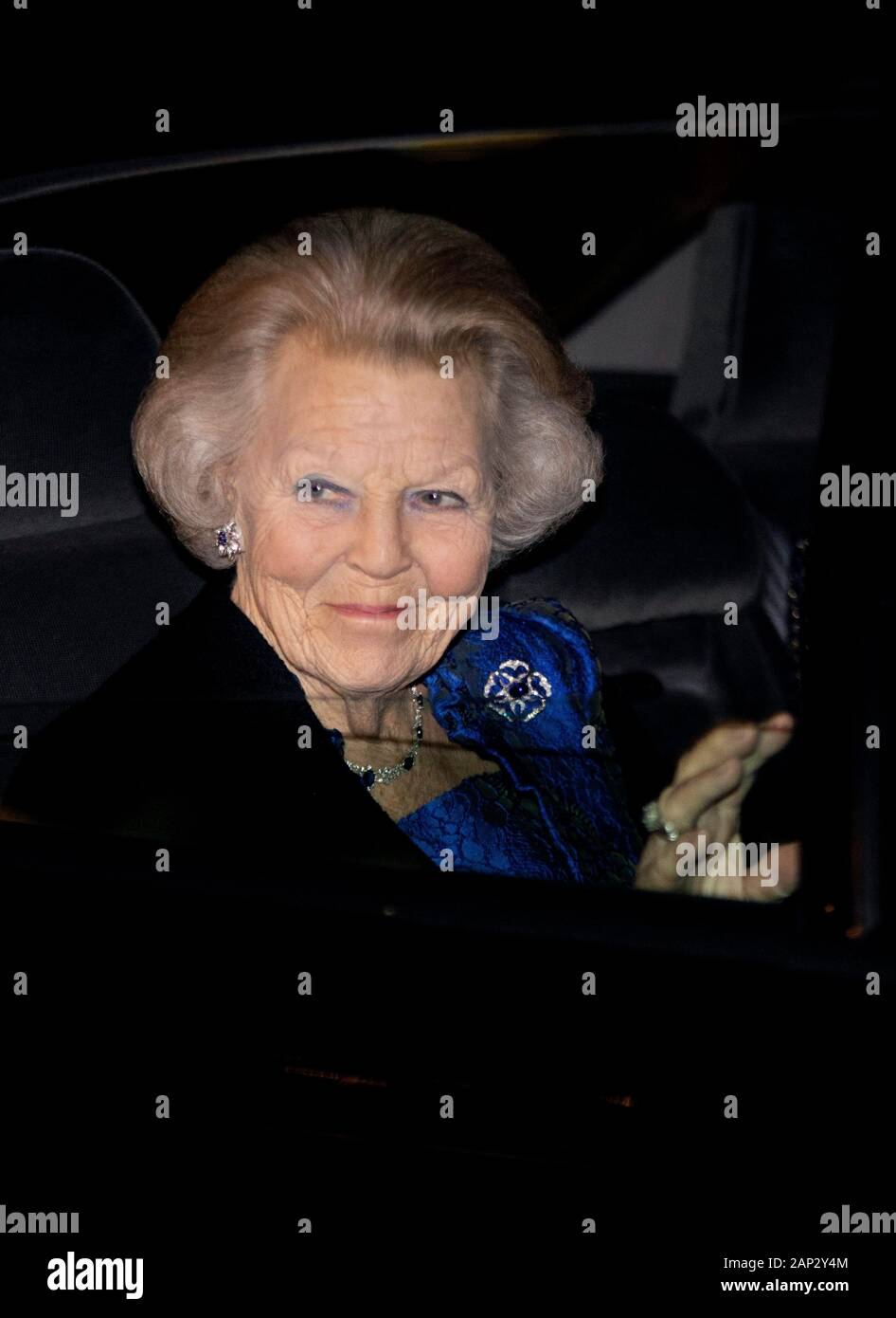 La princesse Beatrix des Pays-Bas laisse au Tivoli Vredenburg d'Utrecht, le 20 janvier 2020, après avoir assisté à un colloque de l'inter-religieux en réseau Vrijheid Verbonden. Le thème de la réunion est de 75 ans d'freedomPhoto : Albert Nieboer/ Pays-Bas OUT/Point de vue OUT | Banque D'Images