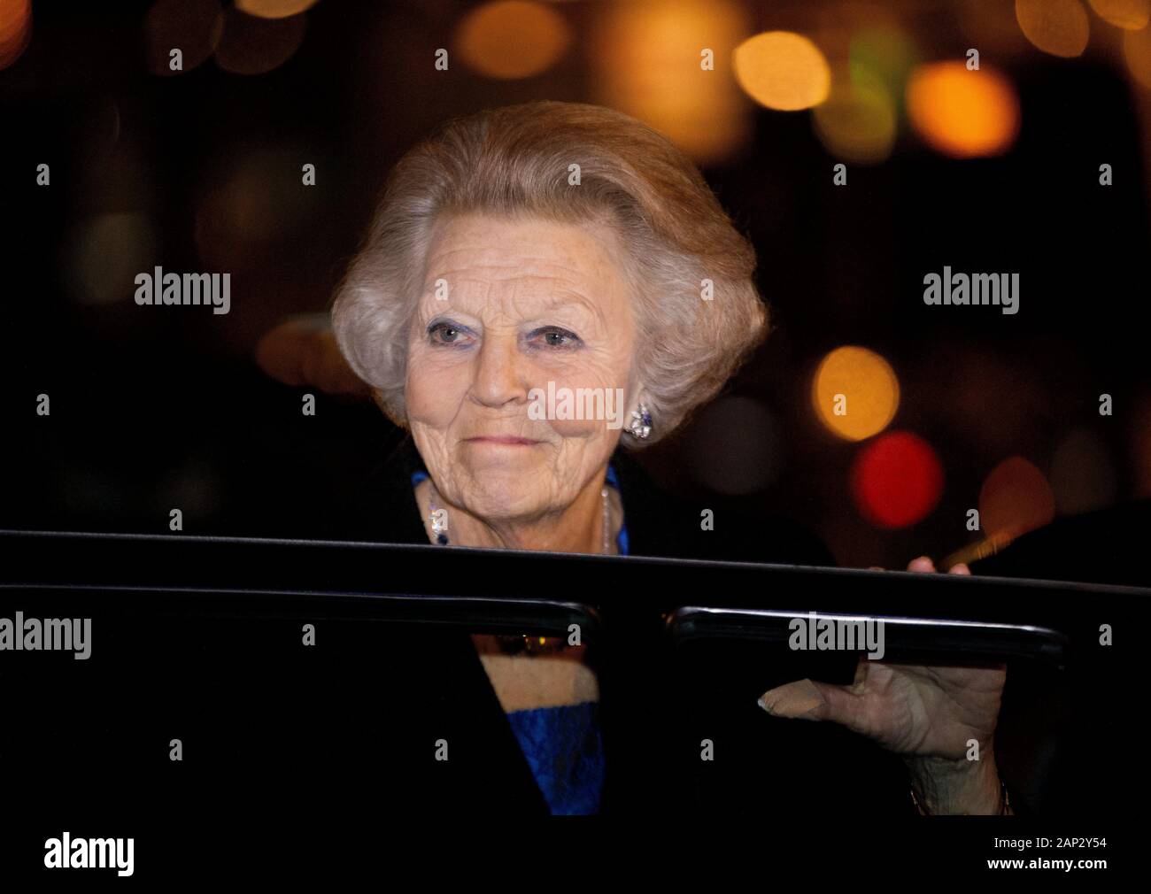 La princesse Beatrix des Pays-Bas laisse au Tivoli Vredenburg d'Utrecht, le 20 janvier 2020, après avoir assisté à un colloque de l'inter-religieux en réseau Vrijheid Verbonden. Le thème de la réunion est de 75 ans d'freedomPhoto : Albert Nieboer/ Pays-Bas OUT/Point de vue OUT | Banque D'Images
