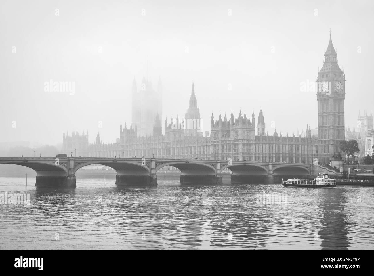 Misty view monochrome de Big Ben et les chambres du Parlement avec le pont de Westminster, Londres, UK Banque D'Images