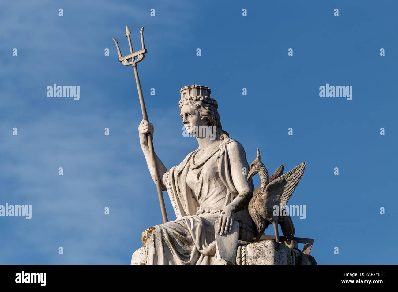 L'esprit de Liverpool statue avec liver bird et Trident sur le toit de la Walker Art Gallery, William Brown Street, Liverpool Banque D'Images