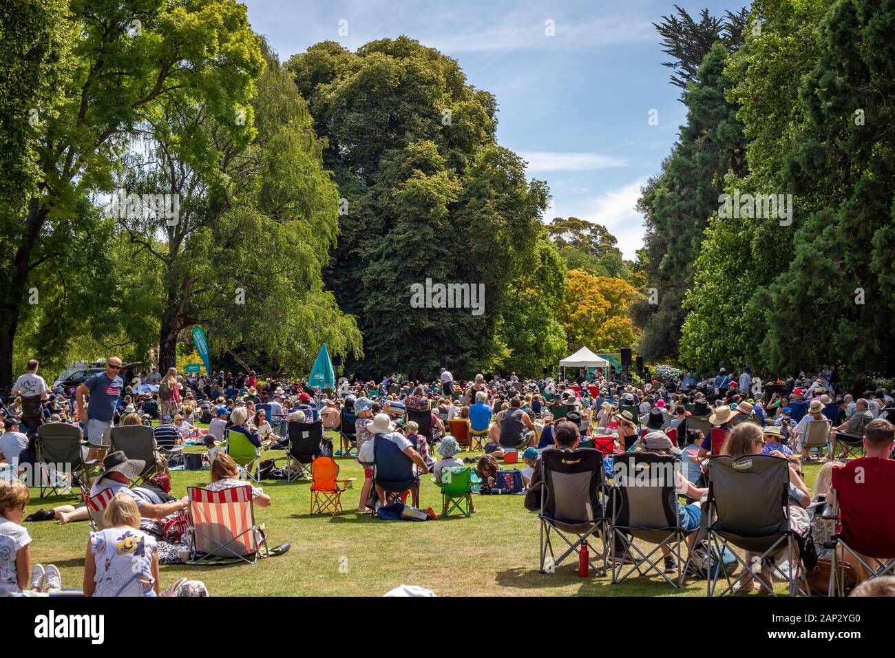 Christchurch, Canterbury, Nouvelle-Zélande, 01/19/2020 : Les gens de tous âges se rassemblent dans un parc de la ville pour un événement musical d'été public Banque D'Images