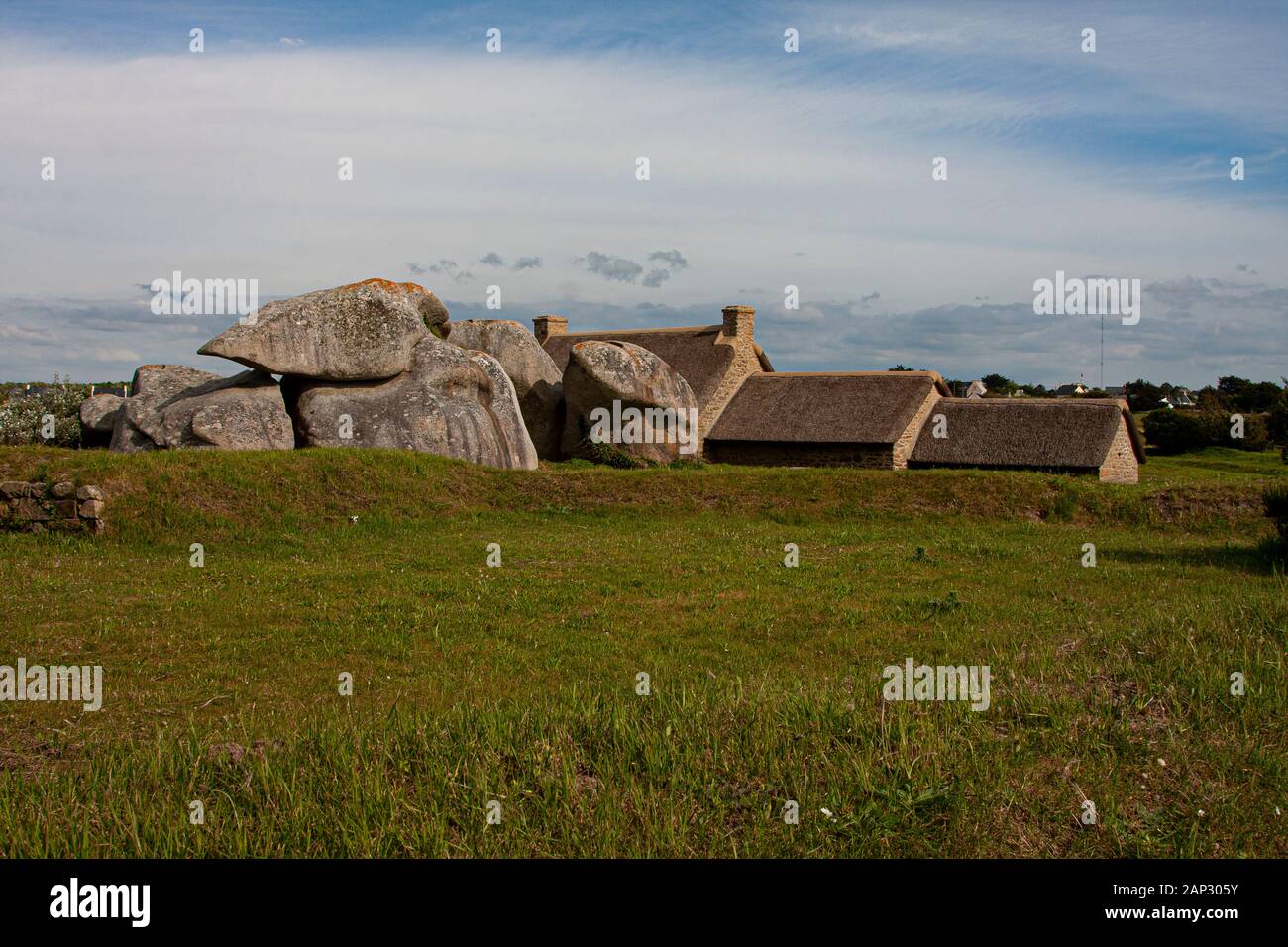 La France, l'Brittainy, Kerlouan, restaurant, village d'artistes, de grands rochers, vue sur la mer, les falaises, maison en pierre, Banque D'Images