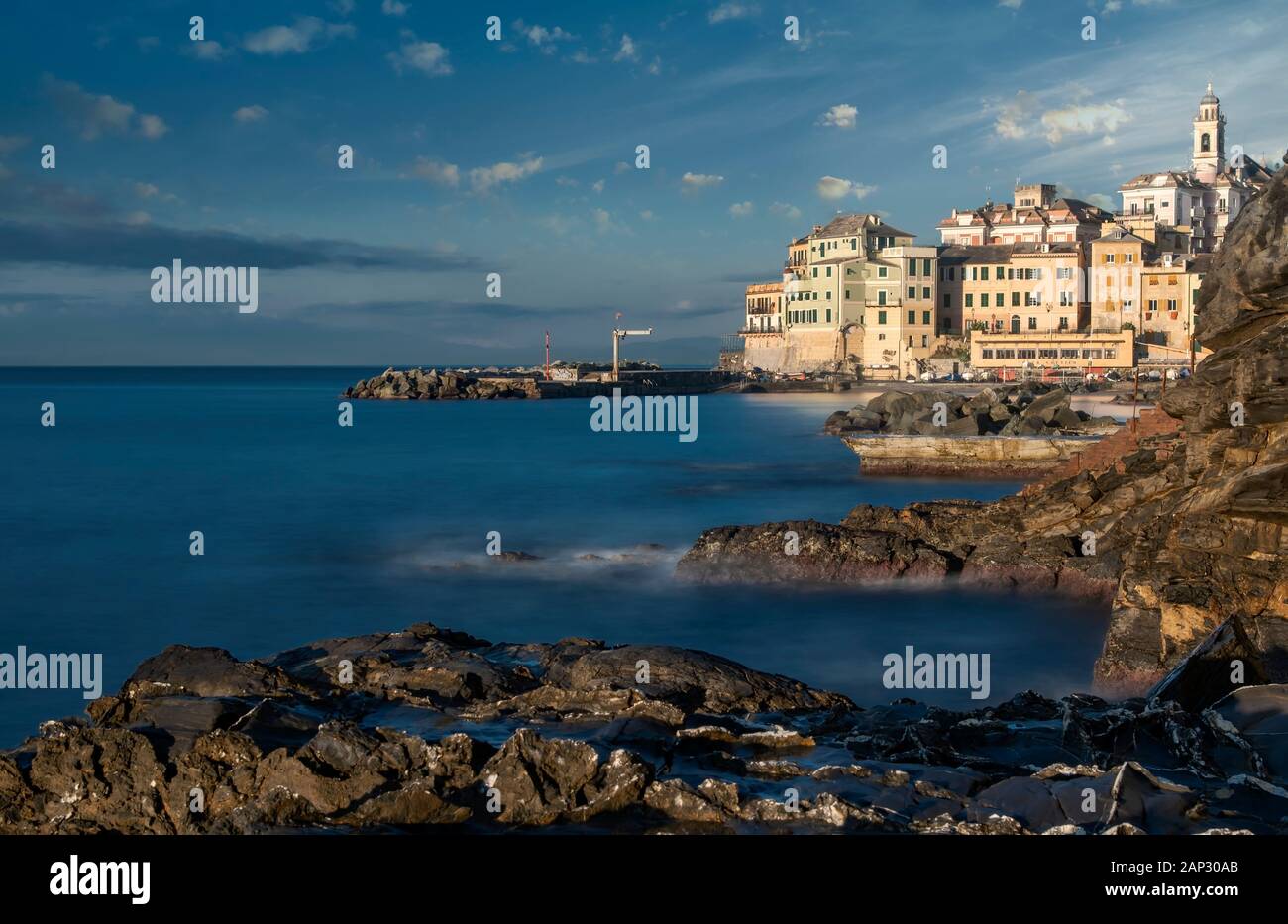 Vue côtière pittoresque de Bogliasco en soirée, ancien village de pêche italien célèbre dans la région de Ligurie. Rive avec des pierres en premier plan, Banque D'Images