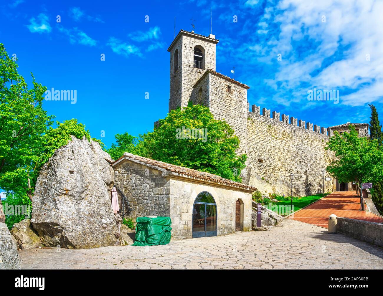 République de Saint-Marin, les murs et l'extérieur de la forteresse médiévale de Guaita et première tour. L'Europe. Banque D'Images