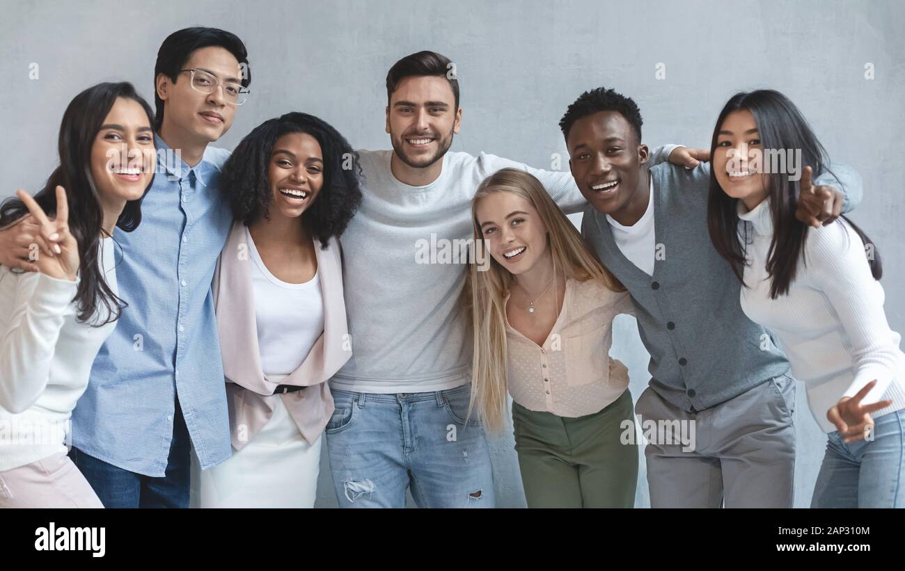 Portrait of happy young business team sur fond gris Banque D'Images