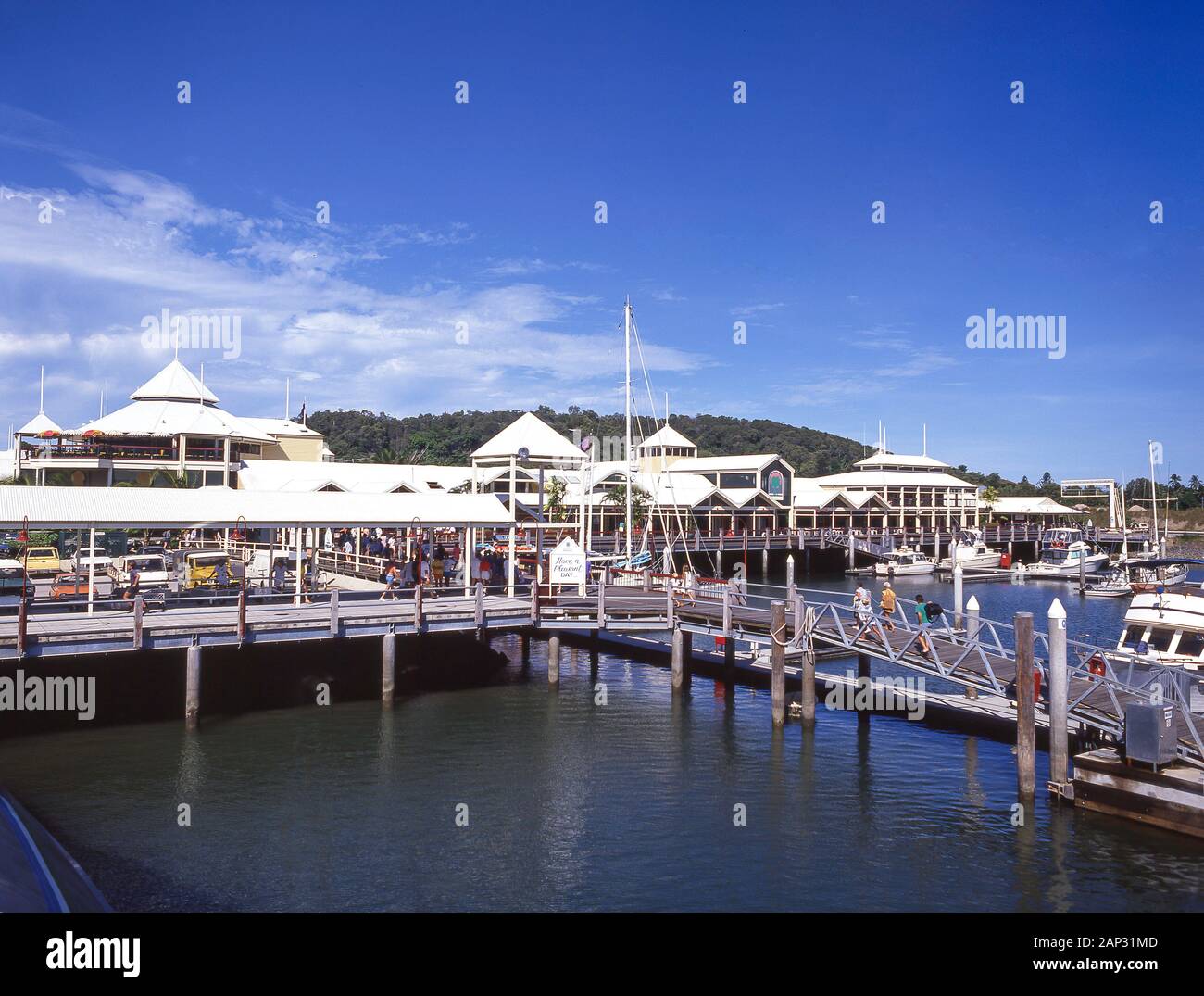 Bateaux de pêche au port de plaisance de Mirage, Port Douglas, Queensland, Australie Banque D'Images