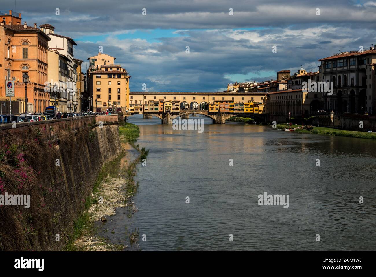 Ponte Vecchio rivière voûtée médiévale pont reliant la galerie des Offices au Palais Pitti. Florence Italie Banque D'Images