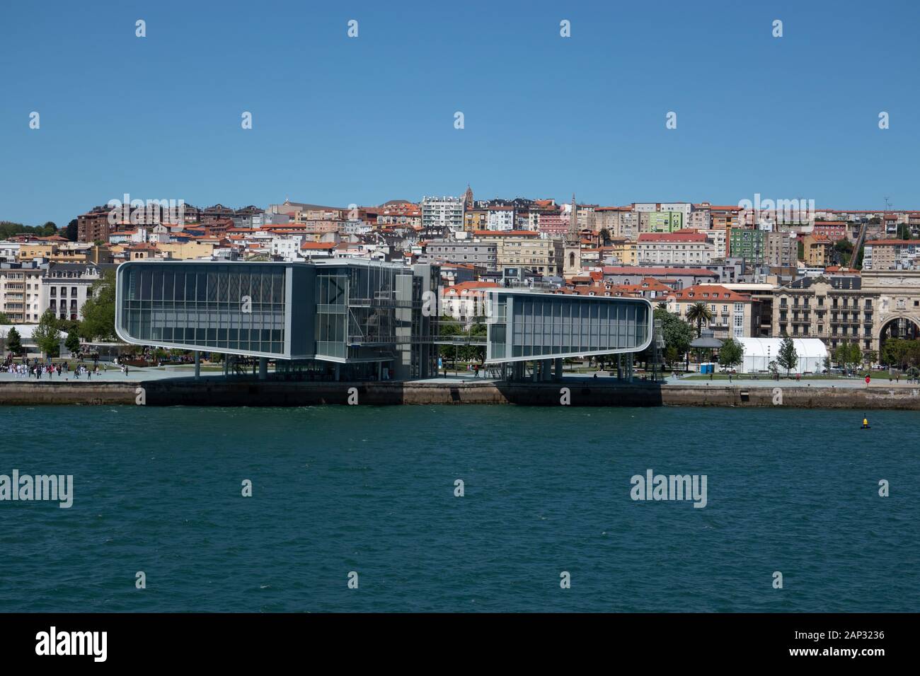Vue sur le musée d'art Centro Botin et les bâtiments de Santander, Espagne depuis la mer Banque D'Images