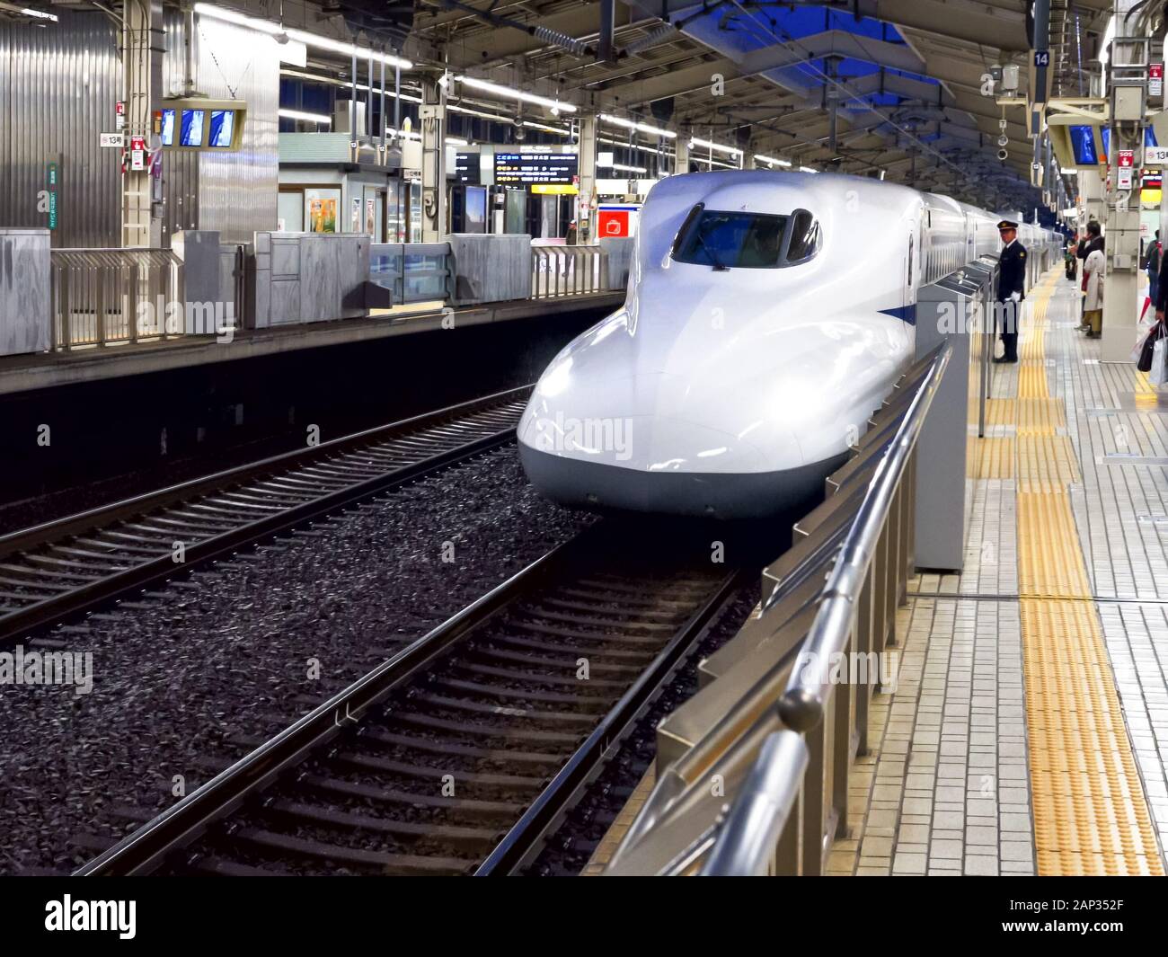 KYOTO, JAPON - 17 avril 2018 : un arrêt de train à la gare de Kyoto Banque D'Images