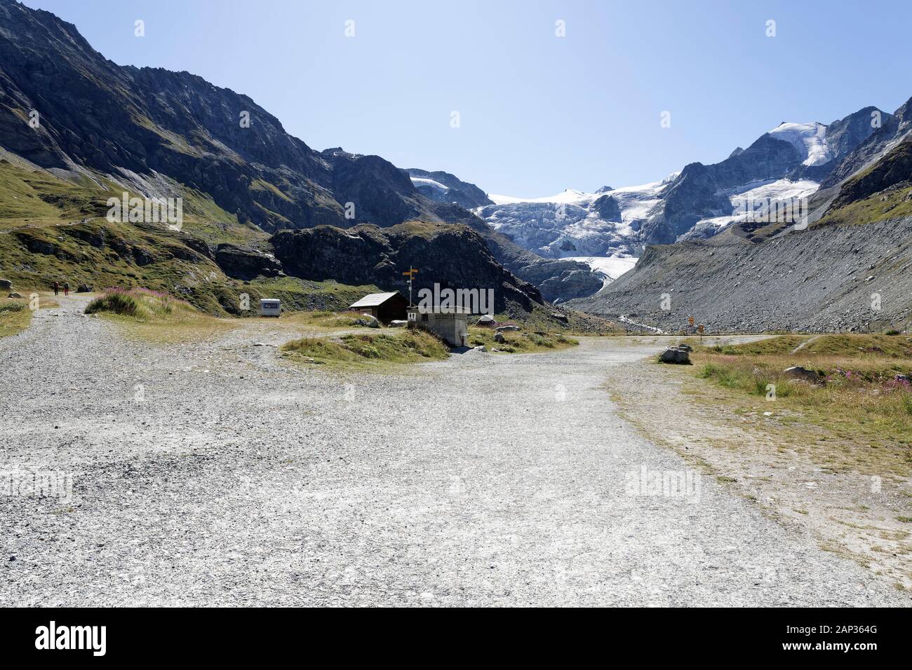 Stationnement au lac de Châteaupré avec vue sur le glacier de Moiry. Le chemin vers la cabane de Moiry commence ici. Grimentz, Val D'Anniviers, Valais, Suisse Banque D'Images