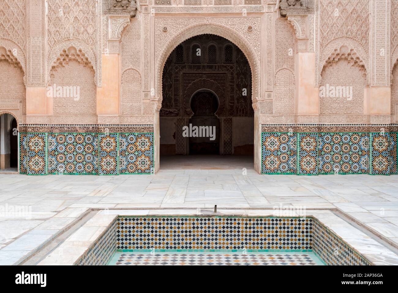 La cour de Ben Youssef Madrasa, collège islamique à Marrakech Banque D'Images