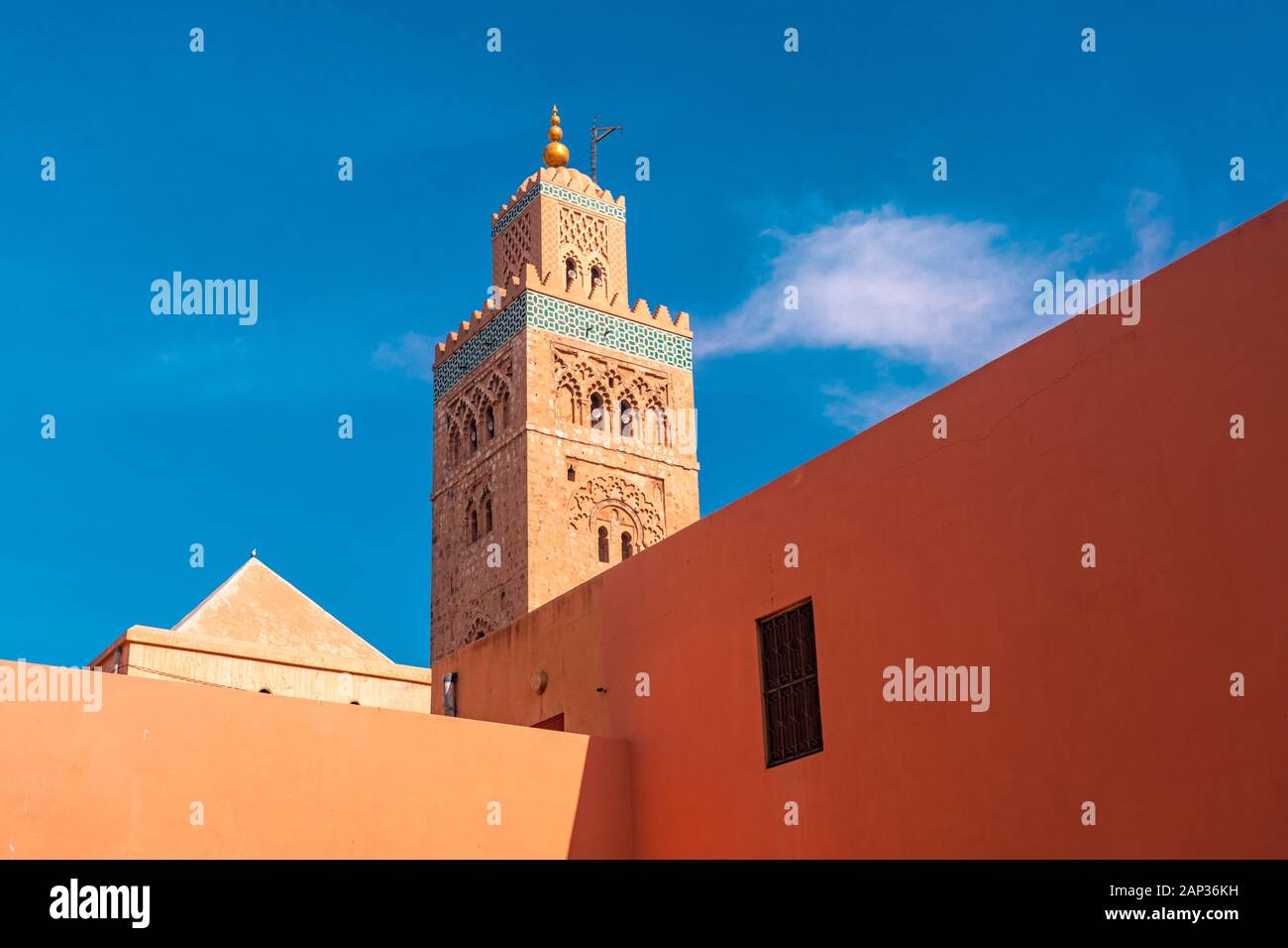 Mosquée Koutoubia minaret au ciel bleu et aux murs orange Banque D'Images