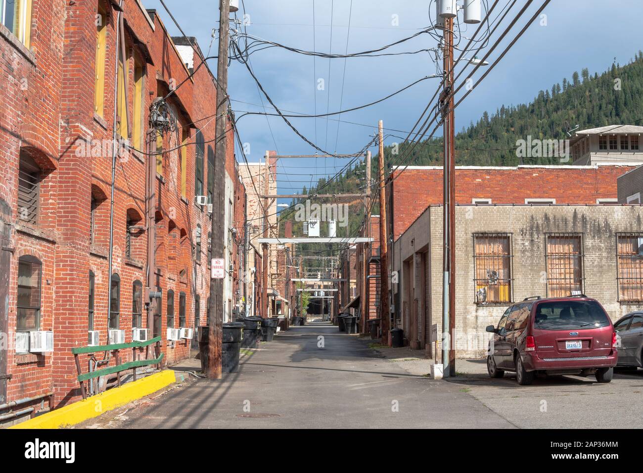 Une masse de fils et de poteaux électriques dans une ruelle arrière de la ville minière historique de Wallace, Idaho, Etats-Unis Banque D'Images
