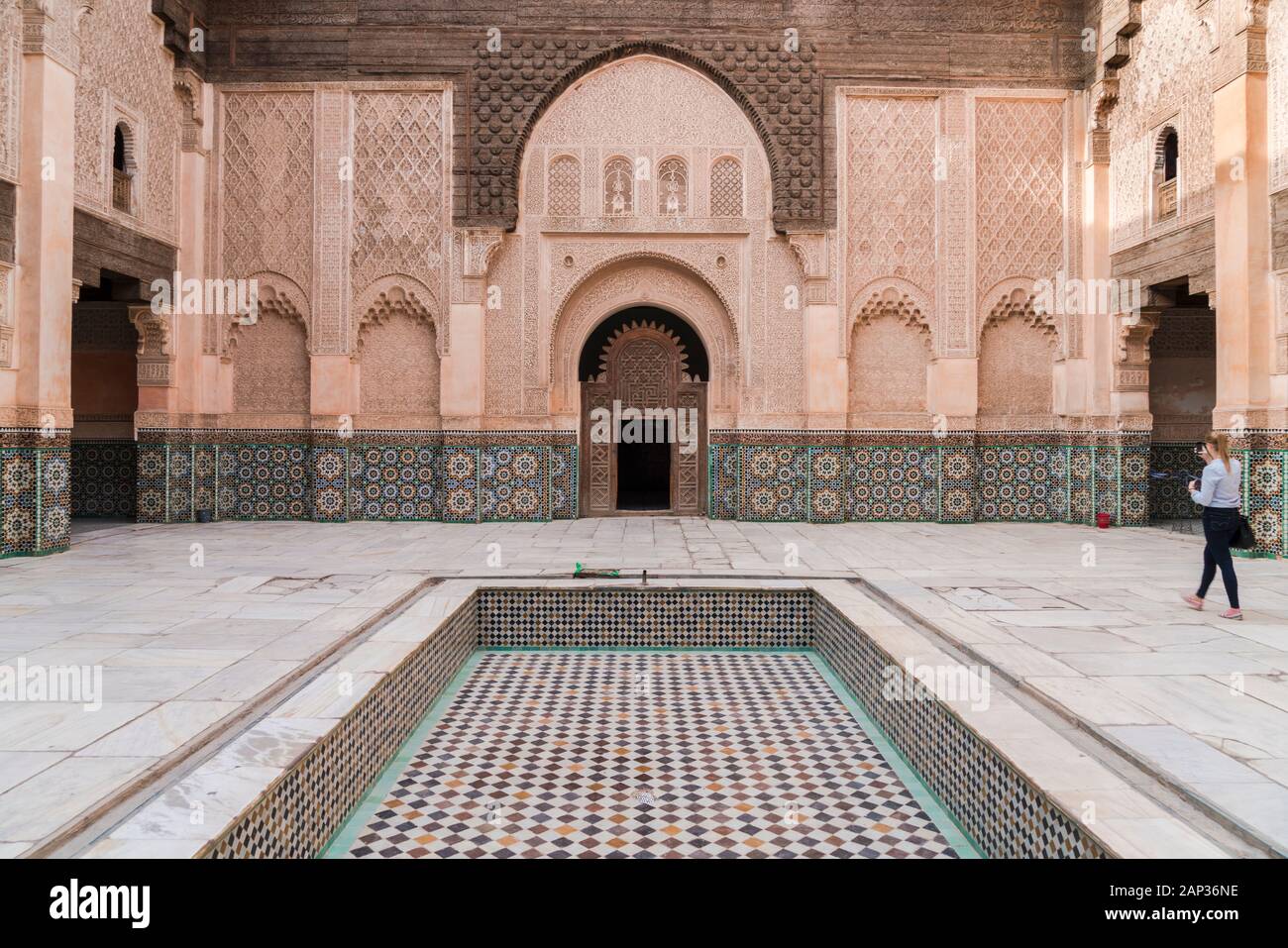 Madrasa Ben Youssef école islamique avec le touriste prenant la photo Banque D'Images