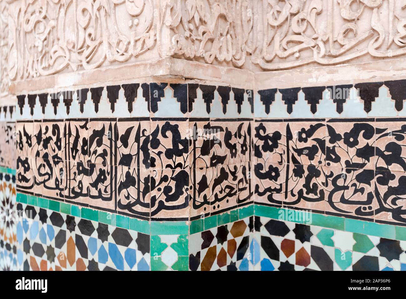 Détails géométriques de la calligraphie à Ben youssef madrasa Banque D'Images