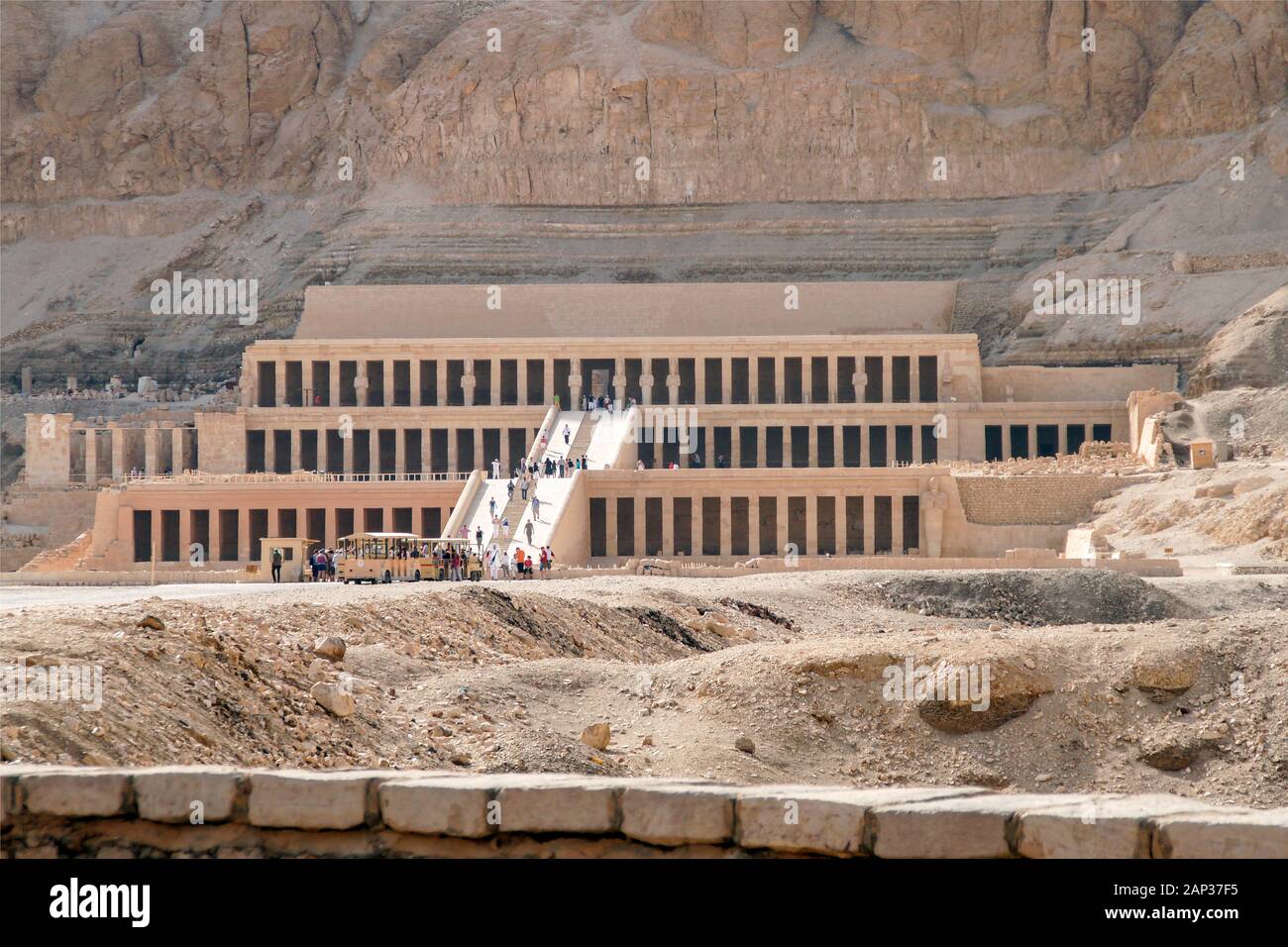 Égypte, Vallée des Rois. Touristes visitant le temple mortuaire de Hatshepsut dédié au Dieu du soleil Amon. Du 16th au 11th siècle av. J.-C. ; rock Banque D'Images