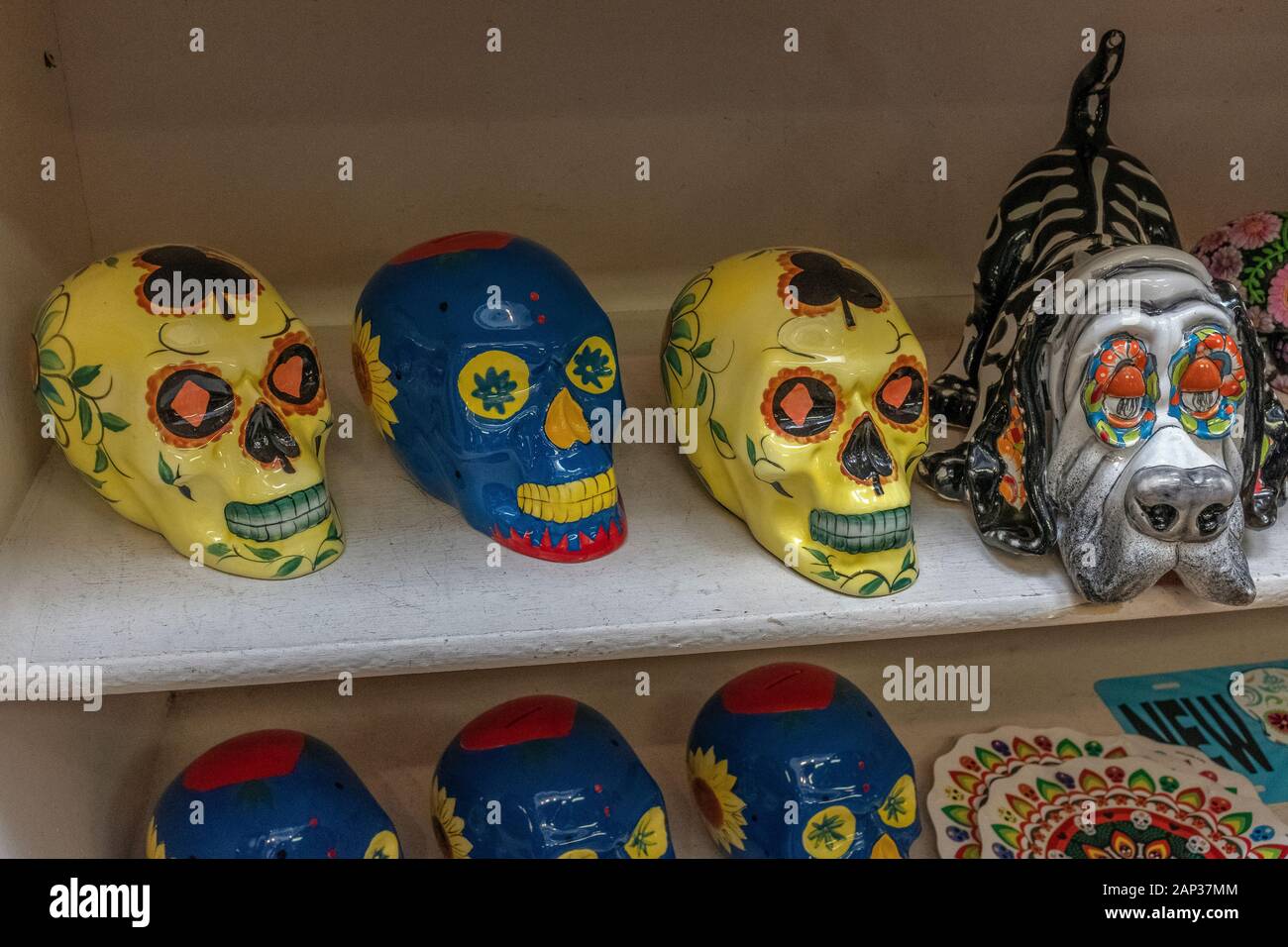 Crânes décoratifs « Day of the Dead » à vendre dans la vieille ville d'Albuquerque, au Nouveau-Mexique Banque D'Images