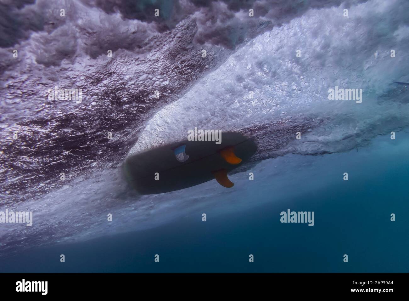 Vue sous l'eau de la vague, surf, prise sous l'eau Banque D'Images