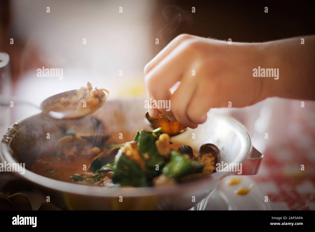 Soupe de palourdes d'être creusées dans un bol. Banque D'Images