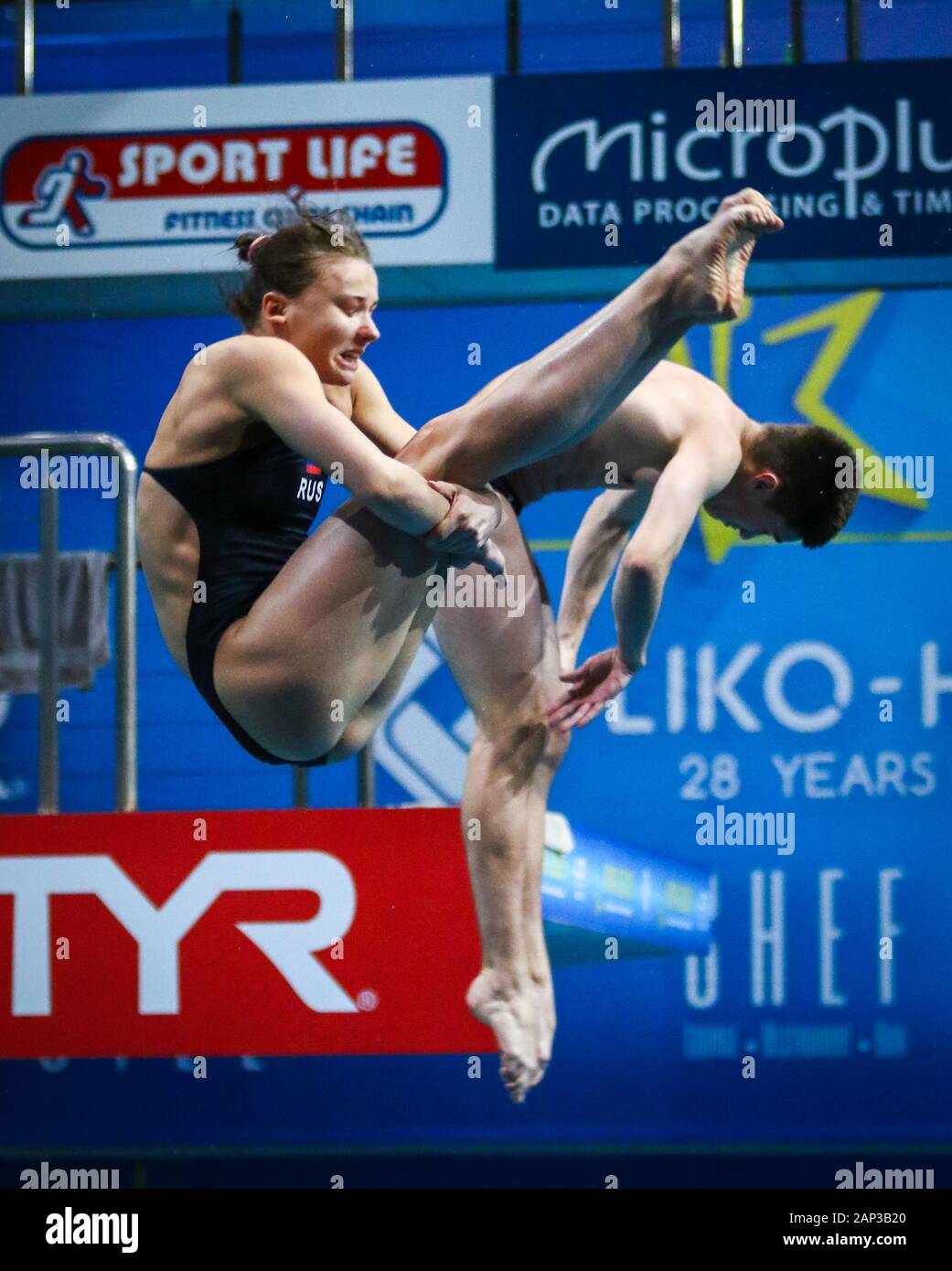 Kiev, UKRAINE - le 6 août 2019 : KLIUEVA TERNOVOI Uliana et Ruslan de Russie effectuer mixte 3m synchro lors de la finale 2019 du championnat européen de plongée dans la région de Kiev, Ukraine Banque D'Images