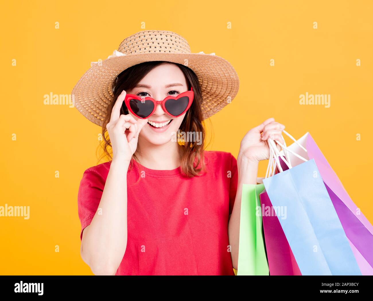 Happy young women shopping dans l'été Banque D'Images