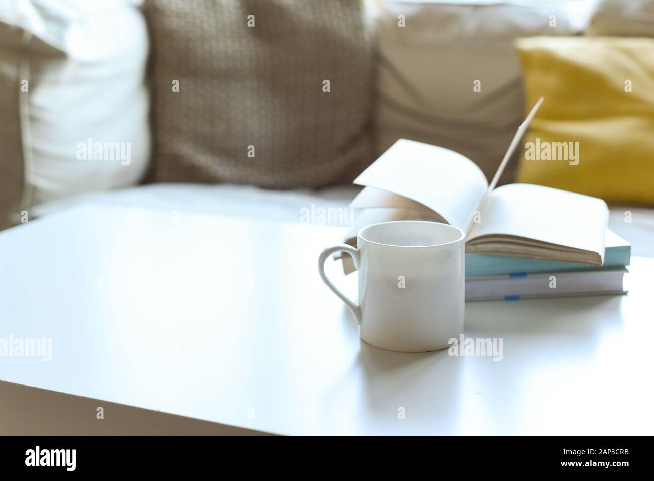Canapé relaxant salon avec table basse et une boisson chaude dans un intérieur moderne Banque D'Images