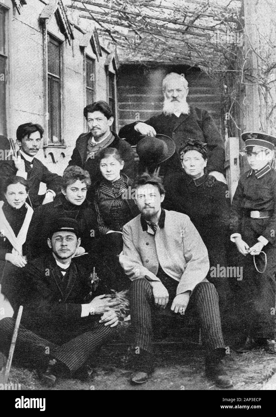 La famille et les amis de Tchekhov, en face de la maison Sadovaya-Kudrinskaya, 1890. (Rangée du haut, de gauche à droite) Ivan, Alexander, père ; (deuxième ligne) inconnu(e) ami(e), Lika Mizinova, Masha, mère, Sérioja Kiselev ; (rangée du bas) Misha, Anton. 1890 Banque D'Images