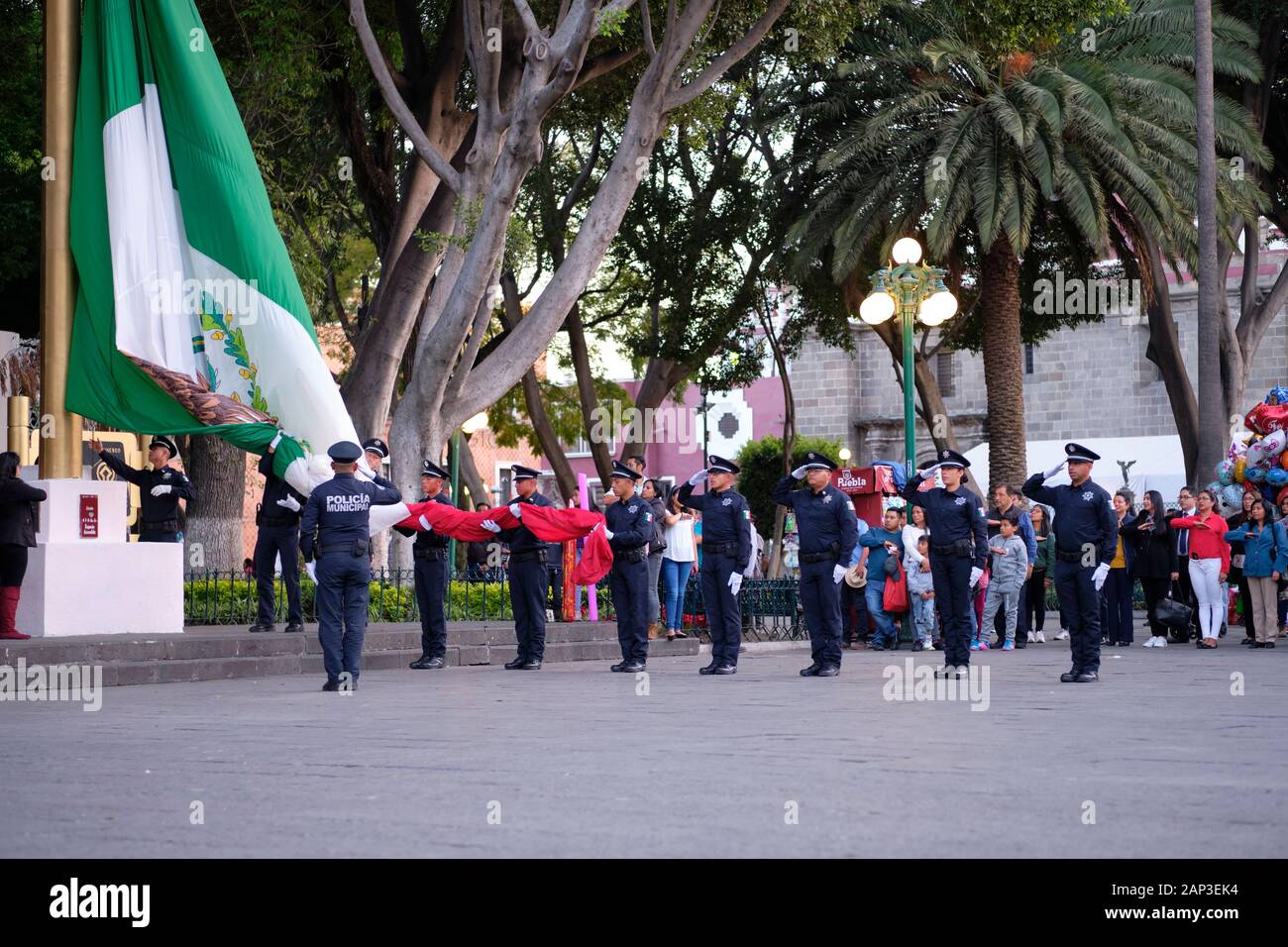 Puebla, Mexique. Descente de cérémonie du drapeau mexicain par la police municipale en place centrale Banque D'Images