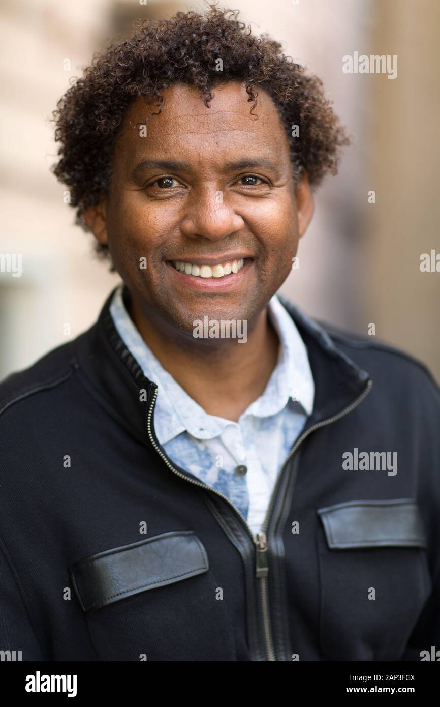 Mature bien habillé happy African American man. Banque D'Images