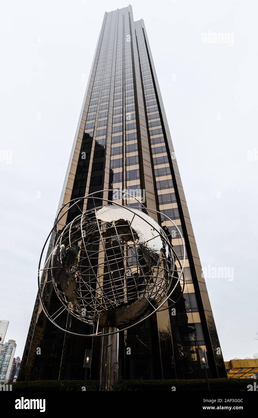 Trump International Hotel & Tower New York globe sculpture - New York, NY Banque D'Images