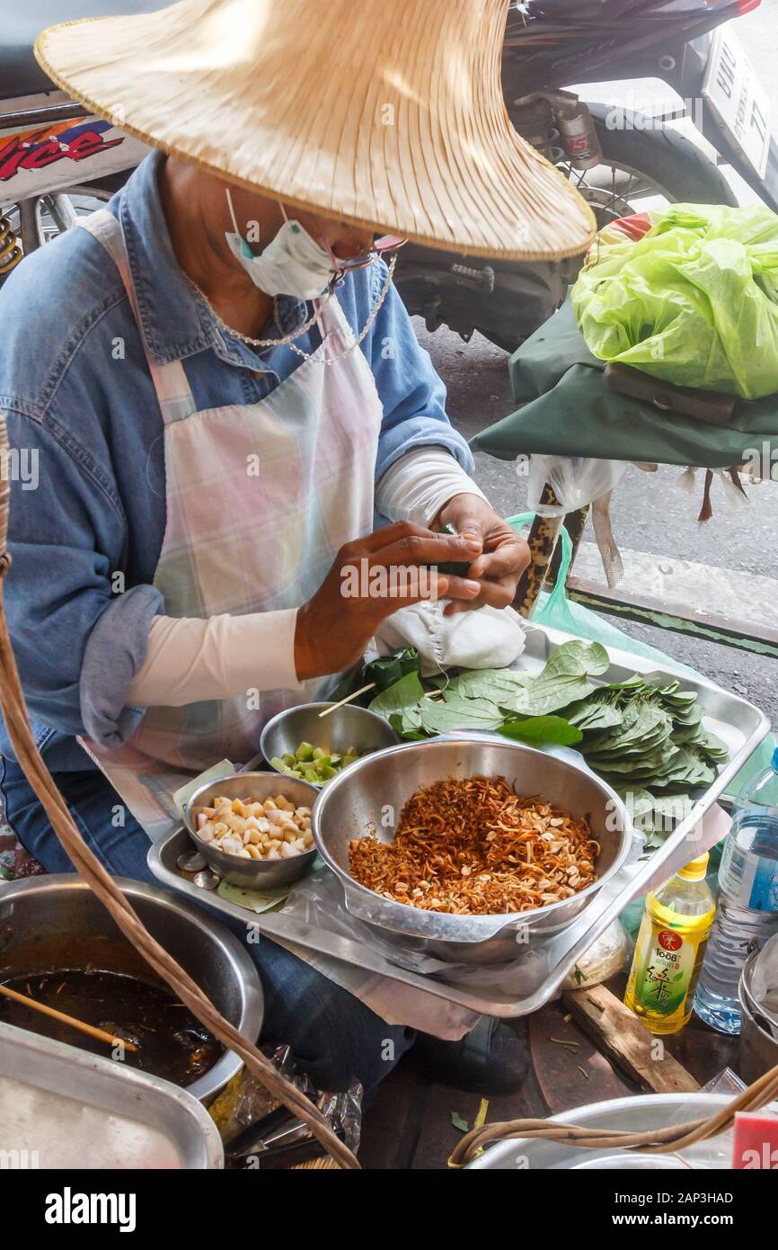 Bangkok, Thaïlande - 27 septembre 2016 : un fournisseur d'aliments de rue la préparation de la noix de bétel (Miang Kham). C'est un snack populaire parmi les Thaïs. Banque D'Images