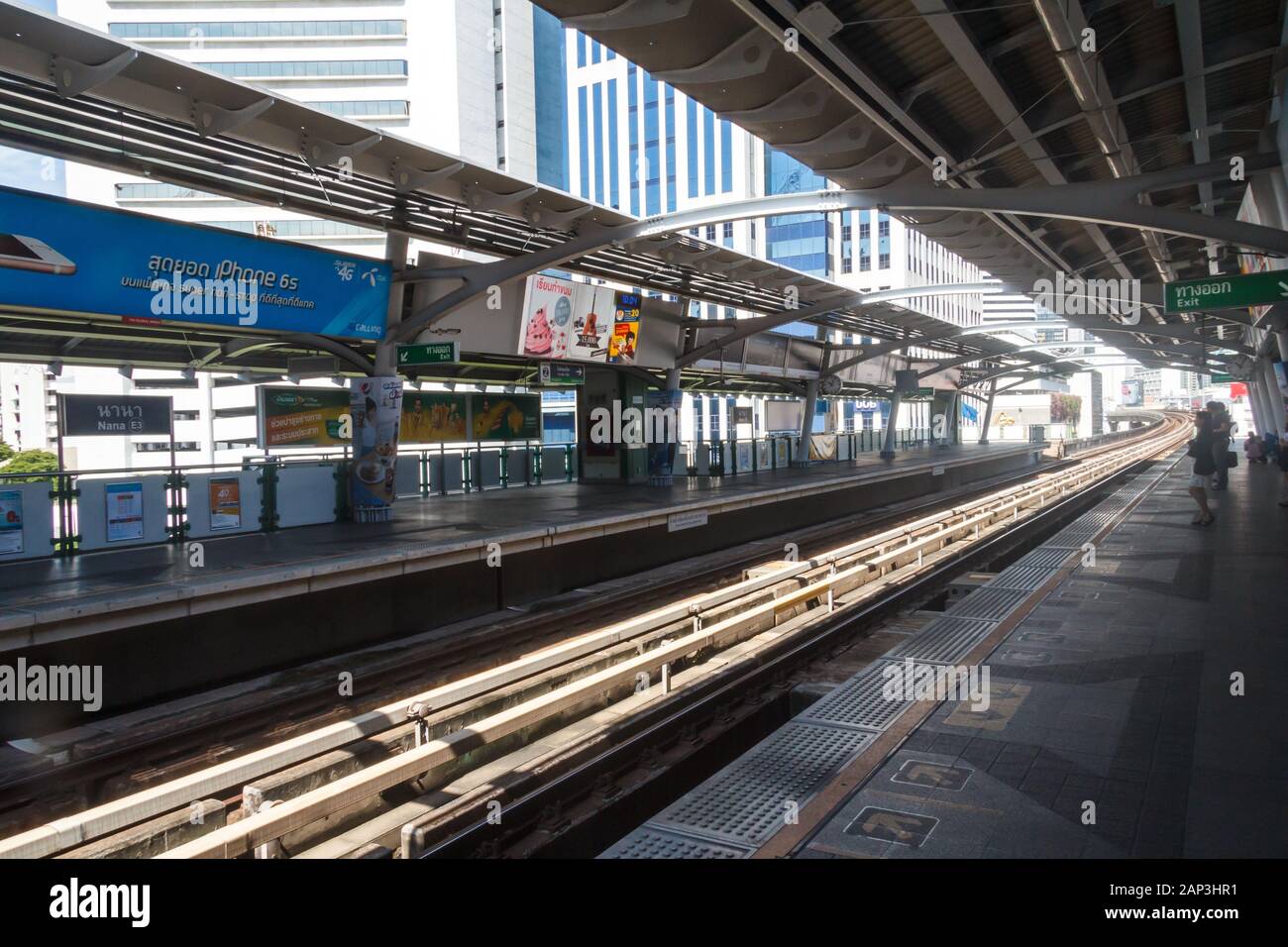 Bangkok, Thaïlande - 29 septembre 2016 : la station de BTS Sky train chez Nana. C'est ce qu'on appelle la ligne Sukhumvit. Banque D'Images