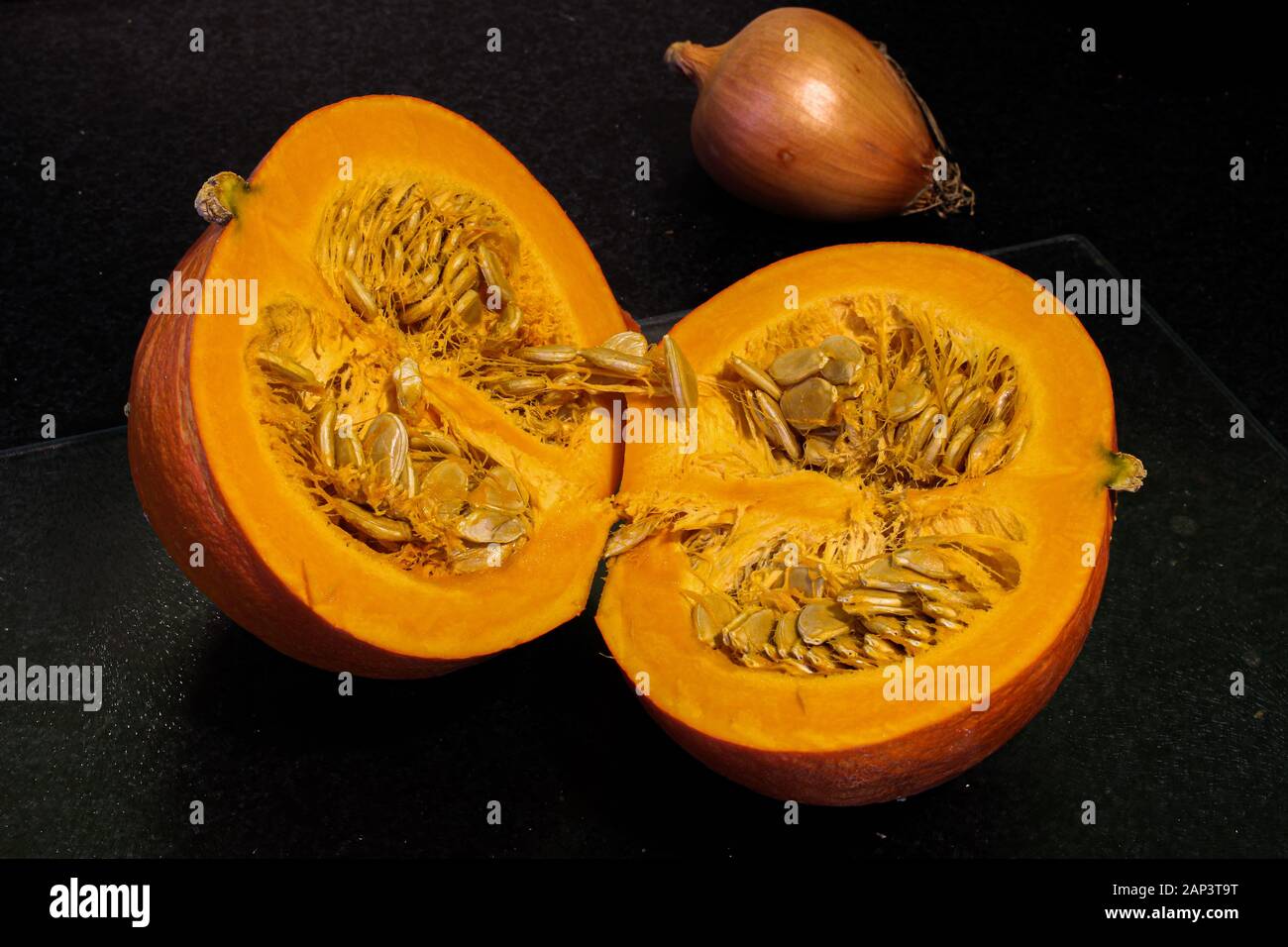 Couper la citrouille en deux montrant les graines et la pulpe à l'intérieur  , l'accent sélectionné Photo Stock - Alamy