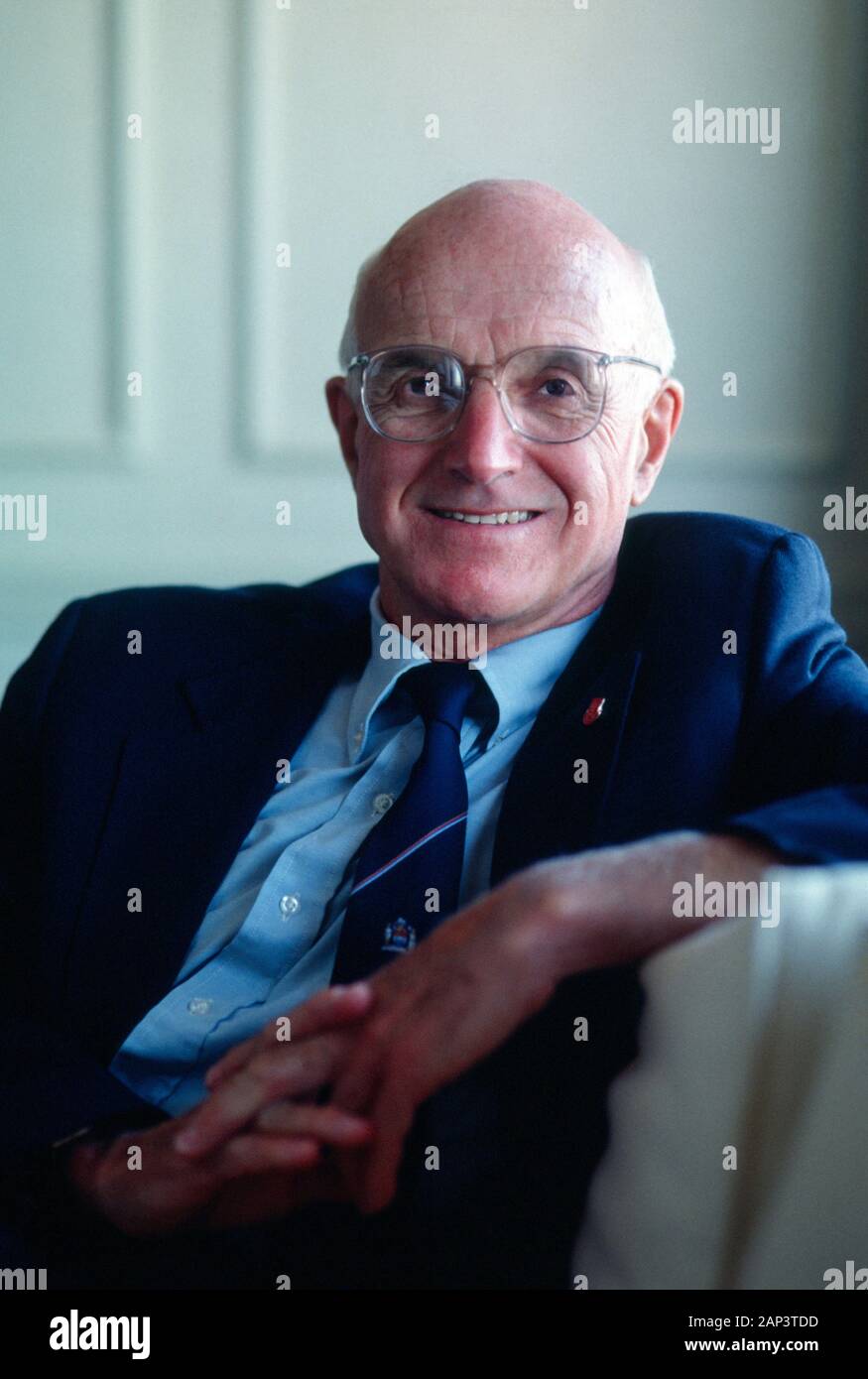 Le Dr Joseph E. Murray (1919-2012), médecin américain et lauréat du Prix Nobel de médecine 1990 pour ses travaux sur la transplantation d'organes. Le Dr Murray a effectué la première greffe d'un organe humain réussi, d'un rein transplanté entre deux jumeaux identiques en 1954 au Brigham and Women's Hospital de Boston, Massachusetts, USA. Banque D'Images