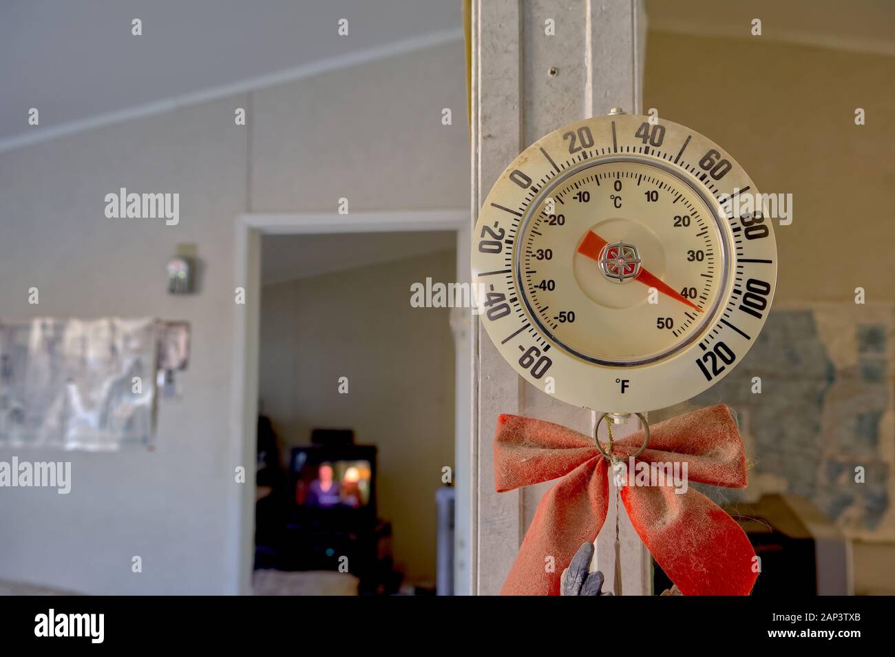 Un thermomètre à l'intérieur de la salle de séjour d'un Arizona accueil montrant l'intérieur de l'accueil de cuisson à 110*F. Ce n'est pas une blague. Cette maison n'a pas Banque D'Images