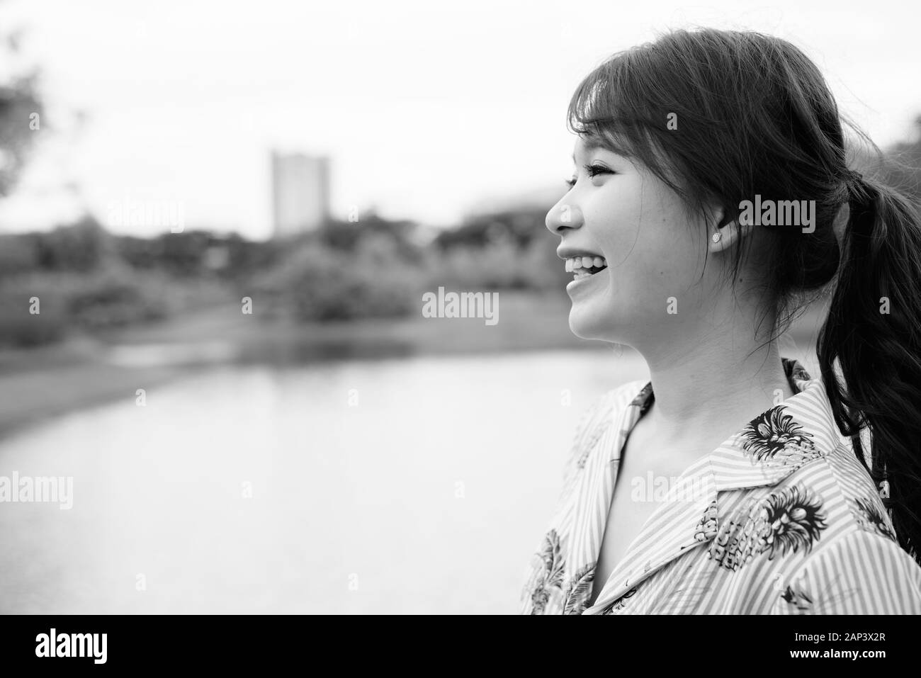 Belle asiatique jeune femme tourisme détente à la park Banque D'Images