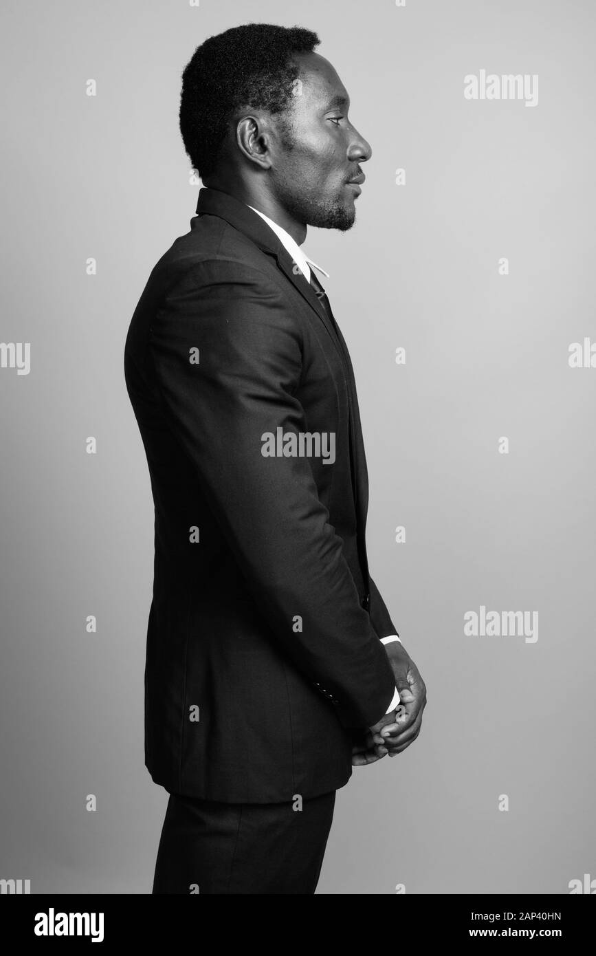 Beau jeune homme d'Afrique contre l'arrière-plan gris Banque D'Images