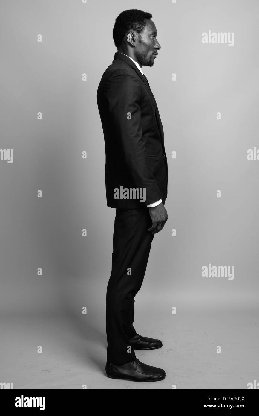 Beau jeune homme d'Afrique contre l'arrière-plan gris Banque D'Images